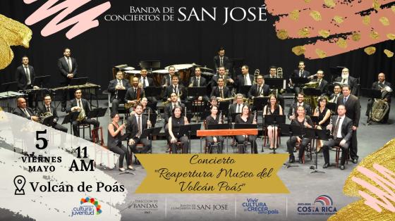 Foto de la Banda de Conciertos de San José en un escenario y con manchas de colores