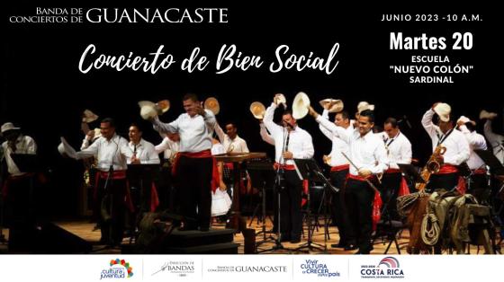 Músicos de la Banda de Guanacaste tocando en un teatro con fondo negro