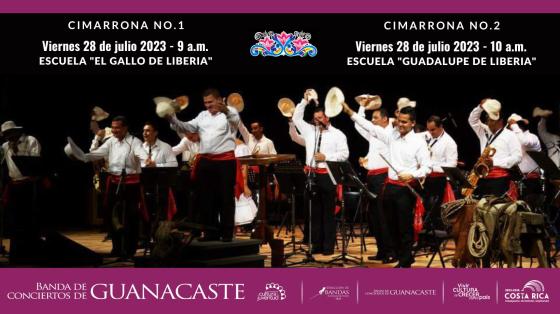 Músicos de la Banda de Guanacaste con chonetes en un teatro con fondo oscuro