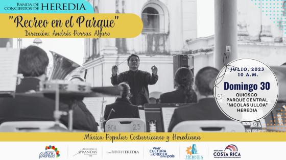 Foto de la Banda de Heredia y en el centro el Maestro Andrés Porras dirigiendo