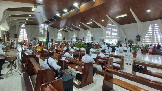 Banda de Guanacaste en concierto dentro de una iglesia