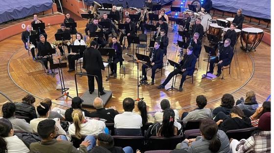 Foto de la Banda de Conciertos de Cartago tocando en el Anfiteatro Municipal
