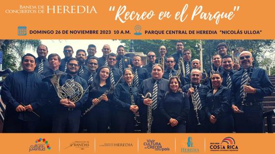 foto de los músicos de la Banda de Heredia vestidos de negro con sus instrumentos sonriendo a la cámara