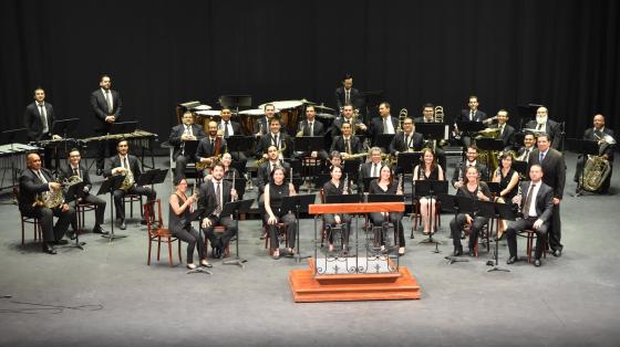 Foto de la Banda de Conciertos de San José en el escenario de un teatro