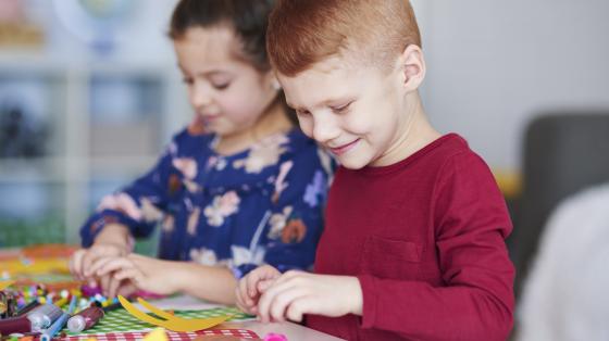 Dos niños haciendo manualidades. 