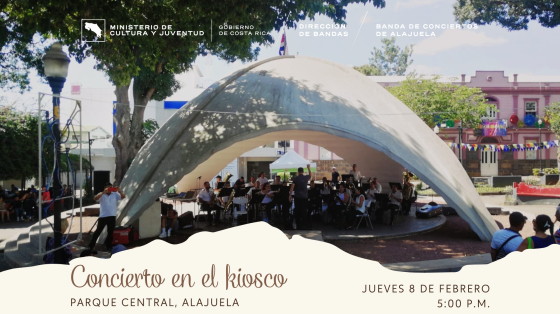 Foto de la Banda de Conciertos de Alajuela tocando en el quiosco del parque central de Alajuela en una mañana soleada y con público alrededor
