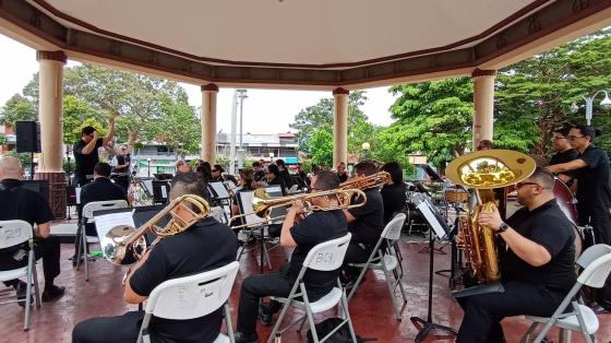 Foto de la Banda de Conciertos de Heredia tocando en el quiosco del parque en una mañana soleada