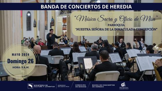 Foto del Maestro Andrés Porras dirigiendo a la Banda de Heredia dentro de la Iglesia Inmaculada de la Concepción