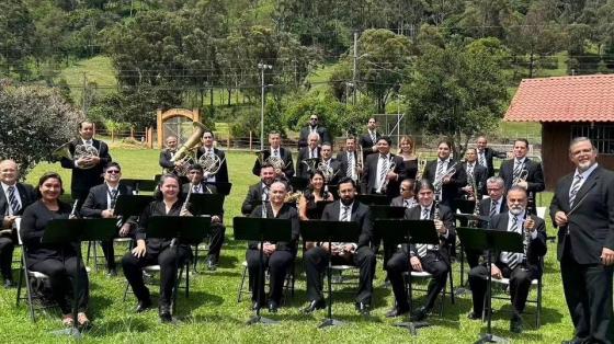 Banda de Conciertos de Cartago con montañas de fondo