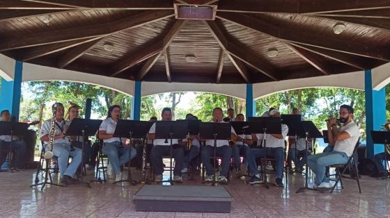 Banda de Guanacaste tocando en un quiosco