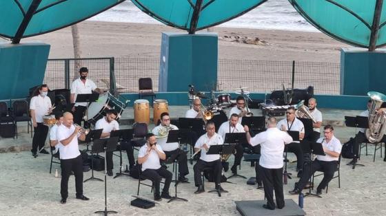 Foto de la Banda de Conciertos de Puntarenas tocando en la concha acústica del puerto