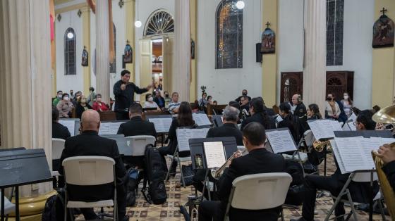 Andrés Porras dirigiendo a la BCH en la Iglesia Inmaculada