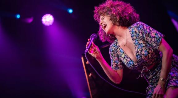 Disfrute una noche de jazz con la vocalista franco-dominicana Cyrille Aimée en el Teatro Nacional