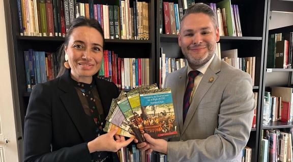 Donación de libros a la Biblioteca Max Jiménez, de la Embajada de Costa Rica en Francia