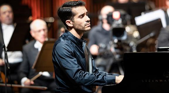 El pianista español Juan Pérez Floristán, participa como solista invitado en el I Concierto de la Temporada Oficial 2025, de la Orquesta Sinfónica Nacional de Costa Rica.