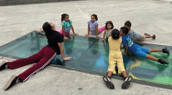 Instructor del TNT con niños y niñas en el parque de Río Cuarto