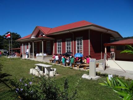 Escuela Juan Ramírez Ramírez, en Tobosi de Cartago, posterior a su proceso de restauración. Este inmueble resultó ganador del certamen “Salvemos Nuestro Patrimonio Histórico-Arquitectónico” 2011. Foto: Prensa MCJ