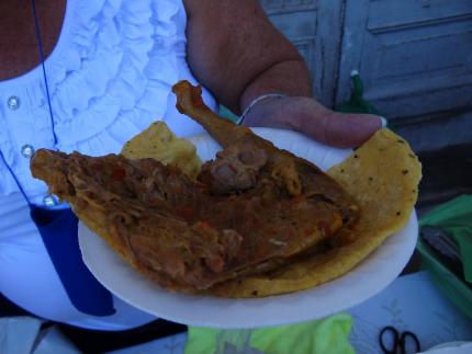 La gallina achiotada forma parte de la oferta gastronómica en el Tope de Toros