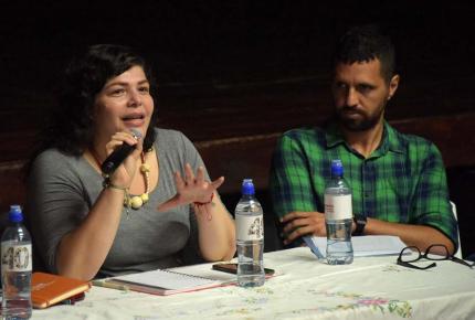 Doriam Díaz y Camilo Retana, en la mesa de la presentación del libro "El sonido de los cuerpos al bailar: Danza Universitaria 1978-2018. Crédito Karla Richmond, ODI, UCR.