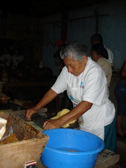 Cocineras preparan los alimentos para la celebración. Foto: Diego Fajardo