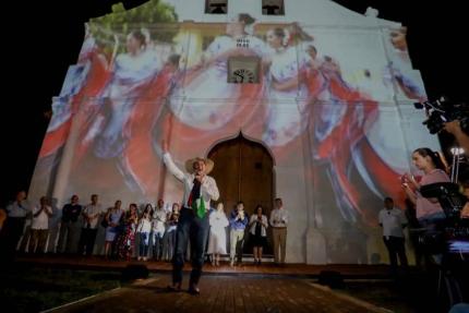 Farid Nema, conocido como “Pilón” deleitó con retahílas en la reapertura del templo de San Blas de Nicoya para la pasada celebración de la Incorporación del Partido de Nicoya a Costa Rica, 2019, cortesía de Casa Presidencial.