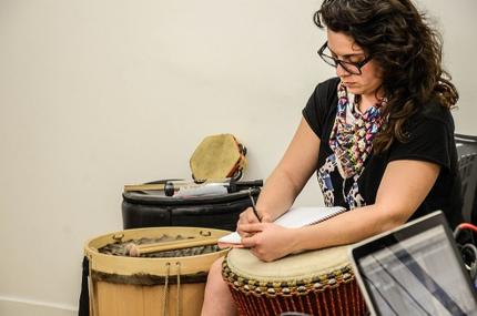 Joven música Joven tomando notas sobre instrumento de percusión