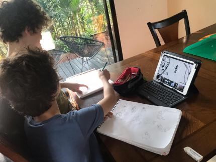 Alumnos del Taller de Dibujo reciben clases virtuales en la seguridad de sus hogares