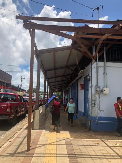 La extensión de aleros a lo largo del perímetro del Mercado de Orotina contribuirá a integrar el edificio con su entorno, a la vez que brindará mayor protección de la lluvia a los usuarios. Foto: Rodolfo Mejías, arquitecto independiente ganador del certamen Salvemos Nuestro Patrimonio 2018.