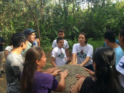 Jóvenes en programa de resguardo del patrimonio cultural, en Osa. Foto: Museo Nacional. Jóvenes en programa de resguardo del patrimonio cultural, en Osa. Foto: Museo Nacional.