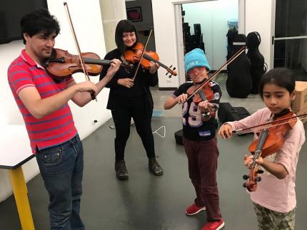 Jóvenes músicos del programa "Orquesta por la Vida", del Sinem y el Hospital Nacional de Niños. Foto Sinem.