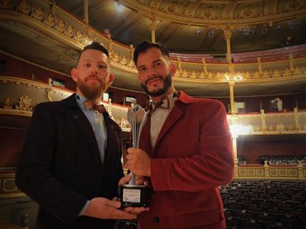 En 2018, Andy Gamboa Arguedas y Fabio Pérez Solís, fueron reconocidos con el Premio Nacional de Teatro 2018 por el diseño de escenografía e iluminación del espectáculo “Obituario de una noche estrellada”; en 2017, recibieron el Premio Nacional de Danza en la categoría de Diseño Escenográfico por su trabajo en “Diluvios… recuerdos de un migrante”. Foto: Cortesía.