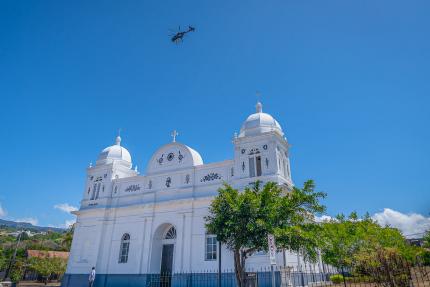 Helicóptero con la imagen de la Virgen de los Ángeles sobrevolando la iglesia de Barva, Heredia, en tiempos de pandemia. Montero Solera, Isaac.