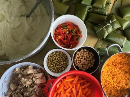 El chile dulce, la zanahoria, el arroz y la papa, son algunos de los ingredientes infaltables del tamal; además, existen otros ingredientes adicionales, que salen un poco de lo tradicional, como garbanzos, guisantes, aceitunas, pasas, entre otros. Foto: Prensa MCJ.