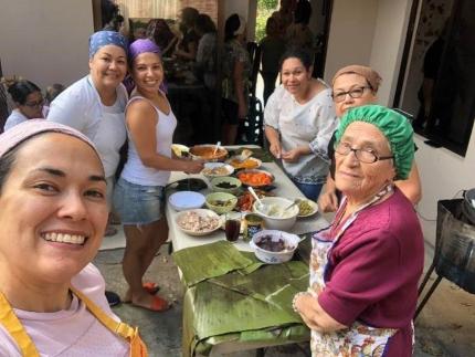 Participar en la tamaleada familiar, permite la transmisión de los saberes ligados a la cocina tradicional, así como reconocer el tan importante rol de la familia como responsables de la salvaguardia. Foto. Dayana Morales, Centro de Patrimonio Cultural. 