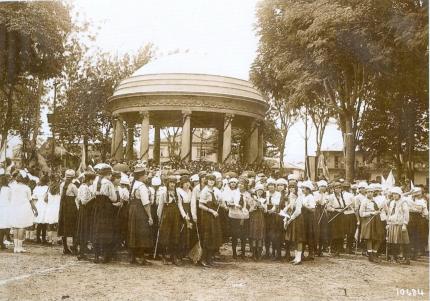 Alumnas del Colegio de Señoritas frente al Templo de la Música. Manuel Gómez Miralles, 1922.