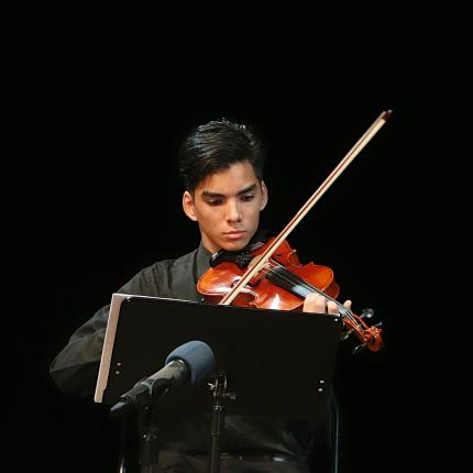 Joven músico del Sinem tocando el violin 