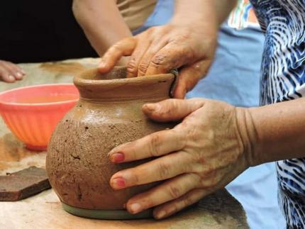 Las manos de Zeneida dan forma a las piezas. Ella expresa sentir un gran orgullo por eso. Foto: CICPC Las manos de Zeneida dan forma a las piezas. Ella expresa sentir un gran orgullo por eso. Foto: CICPC