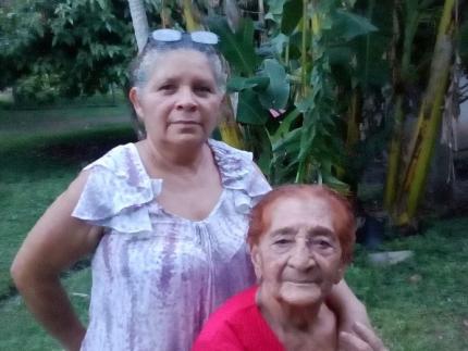 Zeneida y su madre Claudia Rosales Pérez, de quien aprendió el oficio siendo niña. Fotografía cortesía de Zeneida Trejos Rosales para el CICPC. Zeneida y su madre Claudia Rosales Pérez, de quien aprendió el oficio siendo niña. Fotografía cortesía de Zeneida Trejos Rosales para el CICPC.