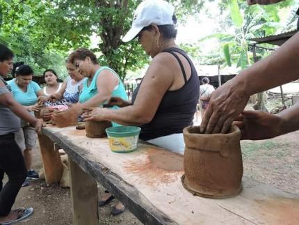Parte de su labor es enseñar sus saberes ancestrales a otras personas de la zona, principalmente mujeres. Fotografía cortesía de Zeneida Trejos Rosales para el CICPC. Parte de su labor es enseñar sus saberes ancestrales a otras personas de la zona, principalmente mujeres. Fotografía cortesía de Zeneida Trejos Rosales para el CICPC.