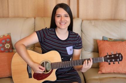 Fotografía: Con la canción “Latidos”, la joven Fiorella Hernández Solano, de 18 años de edad, ganó el primer lugar de la séptima edición del concurso “Canción por la Paz”. Foto: MJP.