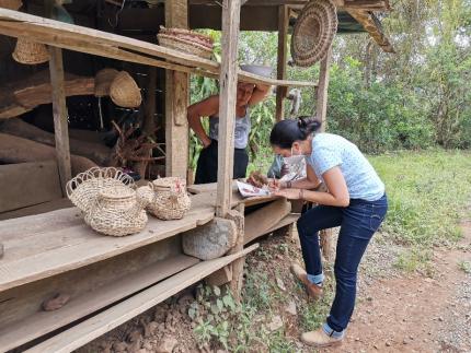  Entrelazando Saberes, brinda información en un puesto camino a Zapatón, territorio indígena de Puriscal. Foto: CICPC