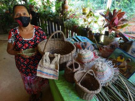 Carmen Parra Sánchez, indígena de Zapatón, Puriscal, trabaja artesanalmente cestería en varias fibras naturales como tule, estococa y chira, según comentó. Foto CICPC