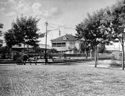 La casa cuando era habitada por la familia Lindo. Foto de Fernando Zamora, 1908