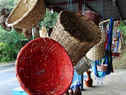 En Quitirrisí de Mora, los artesanos se organizaron para comercializar sus productos en un local a orillas de la carretera. Las cestas de varias formas y tamaños son infaltables para múltiples usos que su dueño les quiera dar. Fotografías: L. López, CICPC. En Quitirrisí de Mora, los artesanos se organizaron para comercializar sus productos en un local a orillas de la carretera. Las cestas de varias formas y tamaños son infaltables para múltiples usos que su dueño les quiera dar. Fotografías: L. López, CICPC.