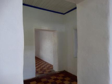 Los anchos muros de adobe fueron restaurados, lo que implicó hacer nuevos adobes según la técnica artesanal. | Fotografías: L. López, CICPC.