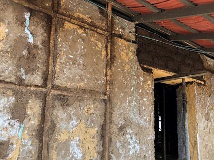Los muros de adobe fueron reforzados con un entramado de madera de una por dos pulgadas, instalada a ambos lados de cada pared, gracias a las recomendaciones de una tesis de la Escuela de Ingeniería Civil de la UCR. | Fotografías: L. López, CICPC.