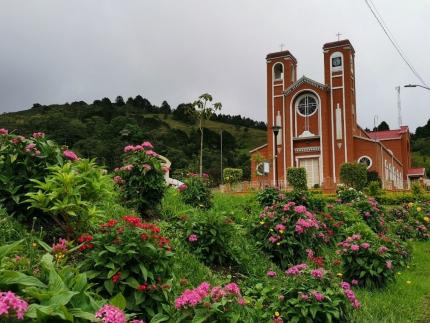 Entre las verdes montañas de la zona de Los Santos, destaca el templo de San Cristóbal Norte, recientemente incorporado a la lista de Patrimonio Histórico-Arquitectónico del país. Por: L. López, CICPC.