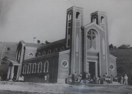 Exterior del Templo de San Cristóbal Norte de Desamparados en tiempos recientes a su bendición e inauguración. Si se compara, se puede notar que no hay cambios a la fecha, excepto el color de la pintura de sus fachadas. Circa 1944. Fuente: Estudio técnico del CICPC.