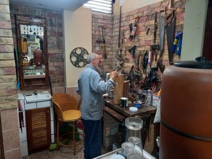 Fotografía reciente de Juan Luis Rodríguez en su taller. Cortesía.