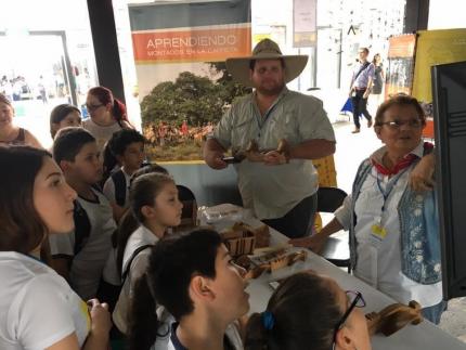 Integrantes de la Asociación Promuseo Casa del Boyero se encargan junto con otros boyeros de la zona de las actividades educativas para dar a conocer y salvaguardar la tradición. Aquí en una edición pasada de Expomuseos. Cortesía de Asociación Promuseo Casa del Boyero, Venecia, San Carlos.